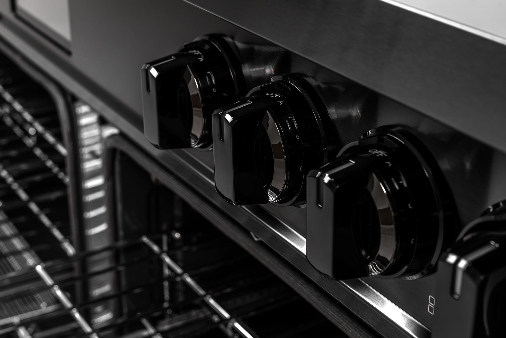 60″ Luxury Series Induction Range with Built-in Professional Griddle – Black Stainless Steel