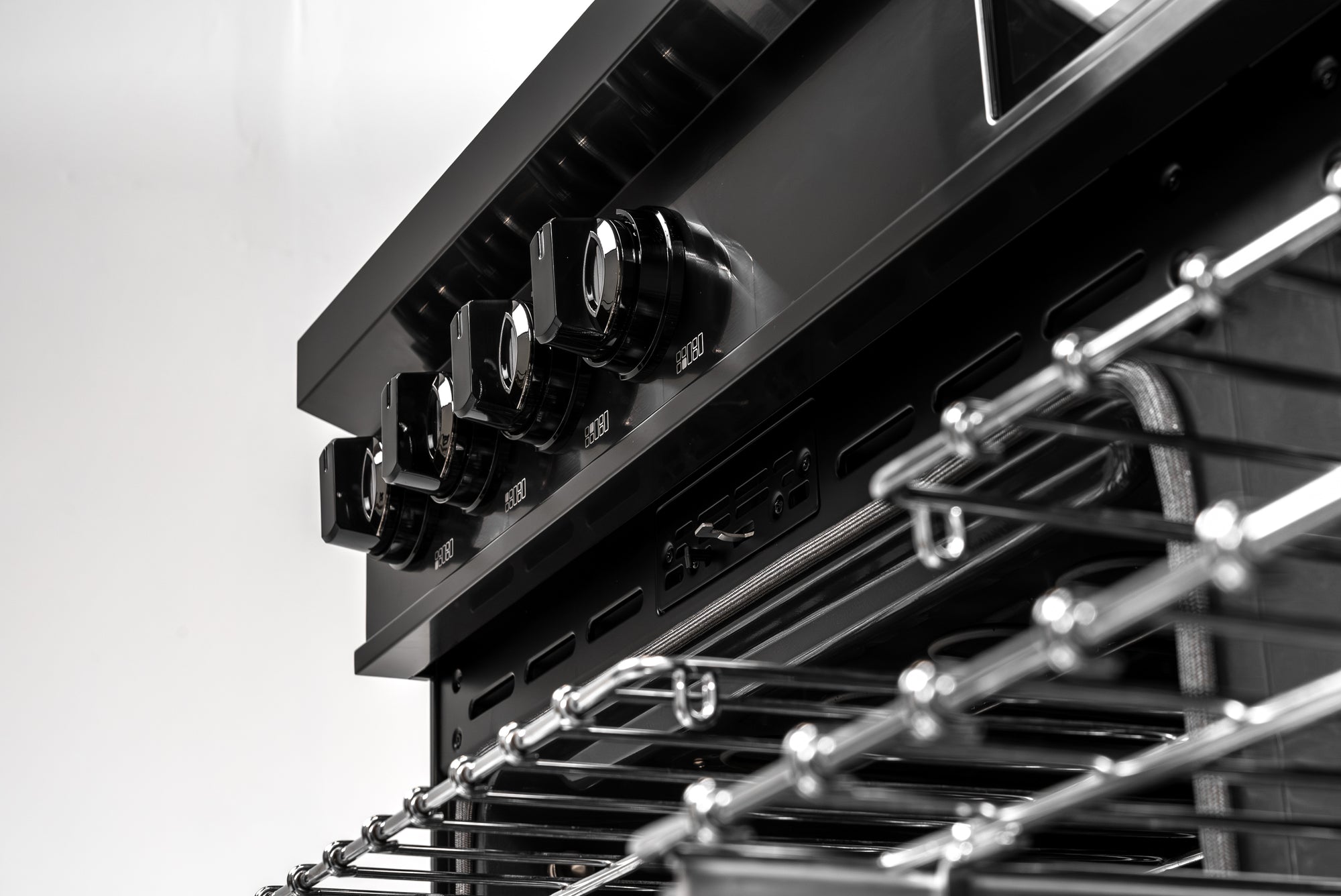 60″ Luxury Series Induction Range with Built-in Professional Griddle – Black Stainless Steel