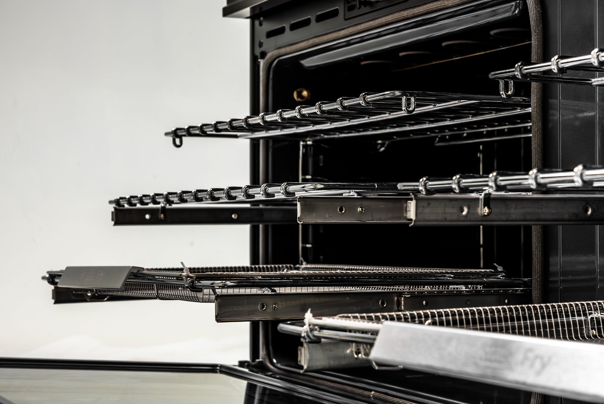 60″ Luxury Series Induction Range with Built-in Professional Griddle – ORION Edition