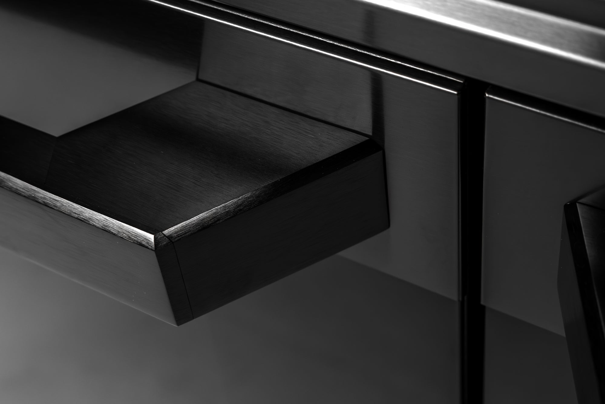 60″ Luxury Series Induction Range with Built-in Professional Griddle – Black Stainless Steel