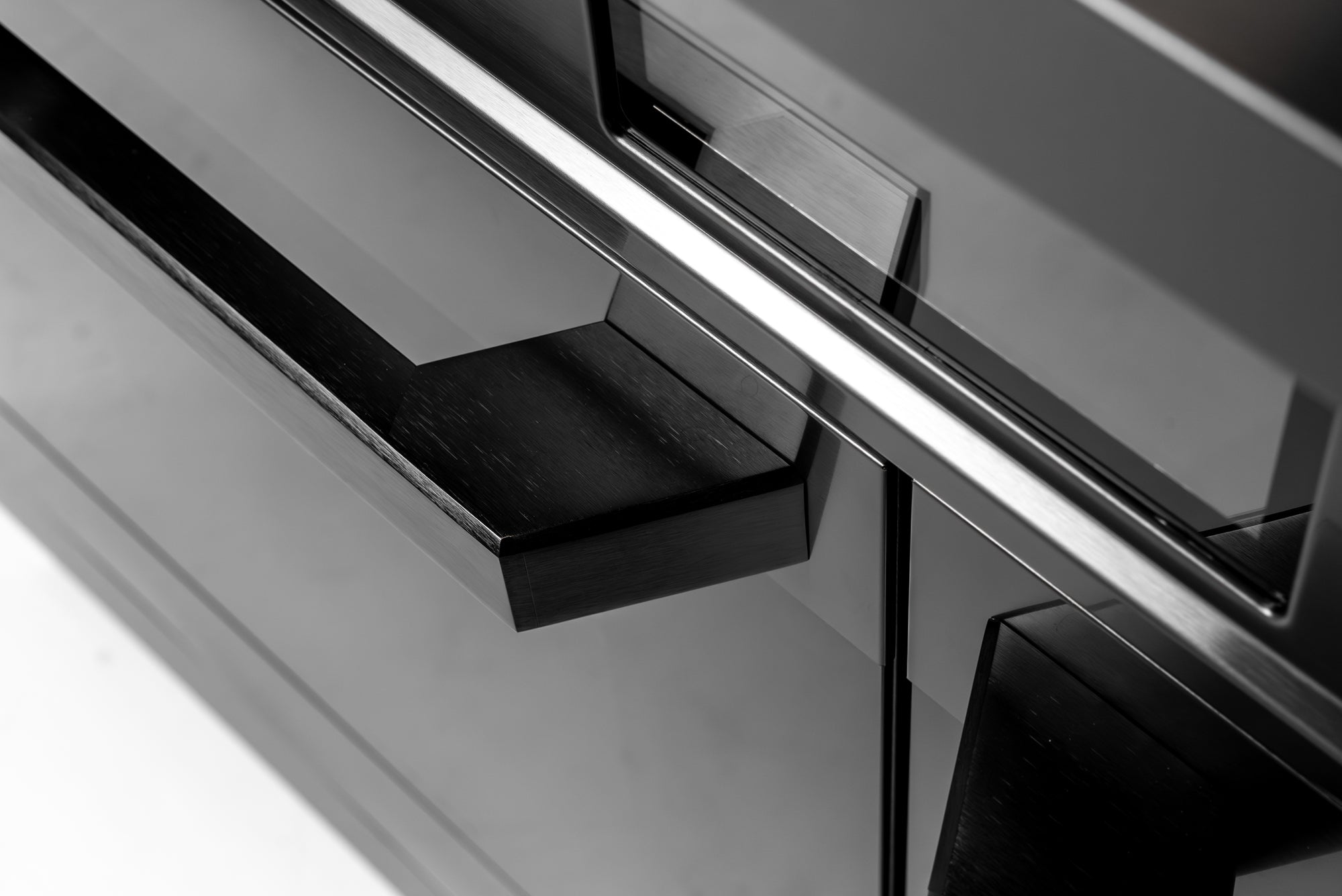 60″ Luxury Series Induction Range with Built-in Professional Griddle – Black Stainless Steel