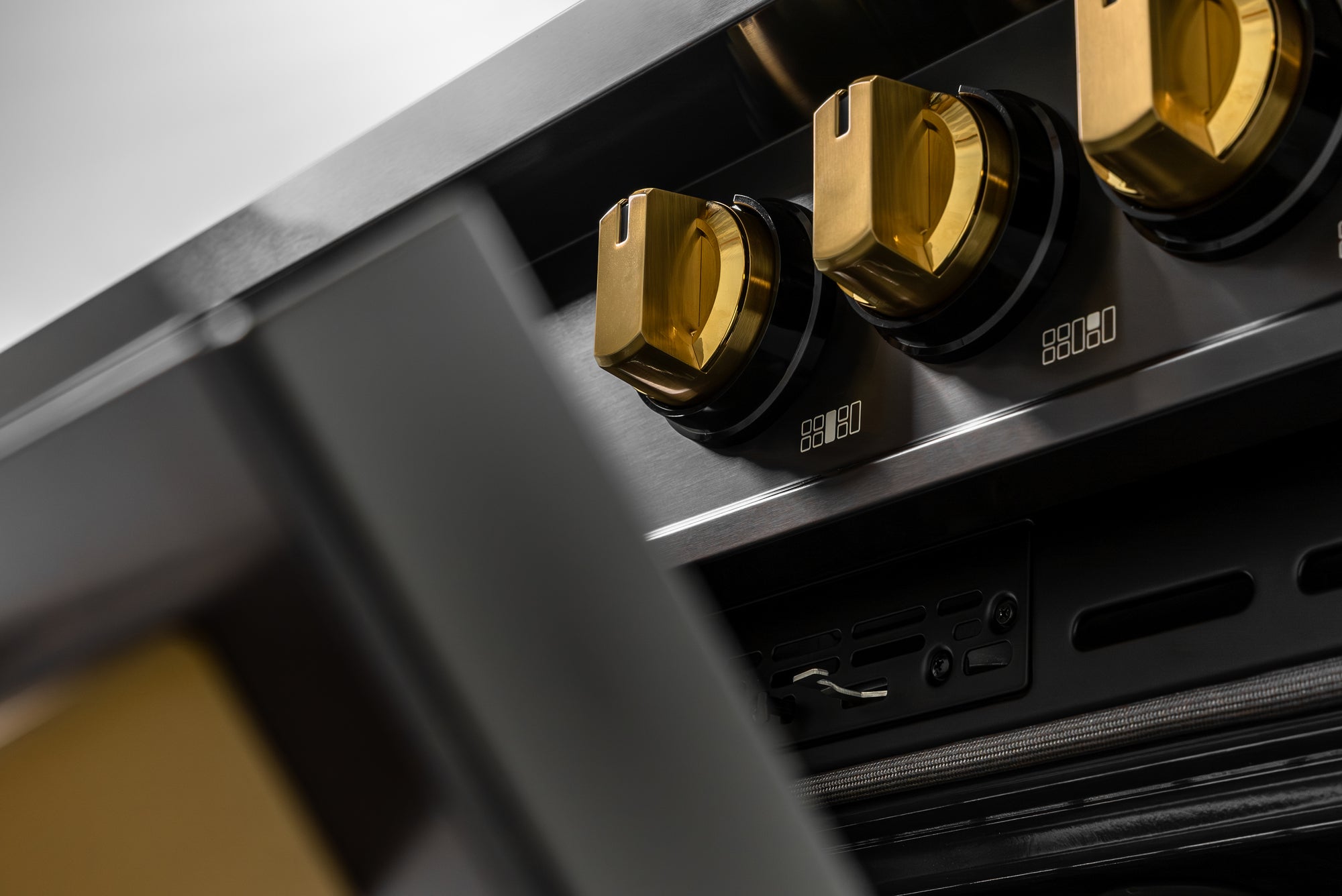 60″ Luxury Series Induction Range with Built-in Professional Griddle – ORION Edition