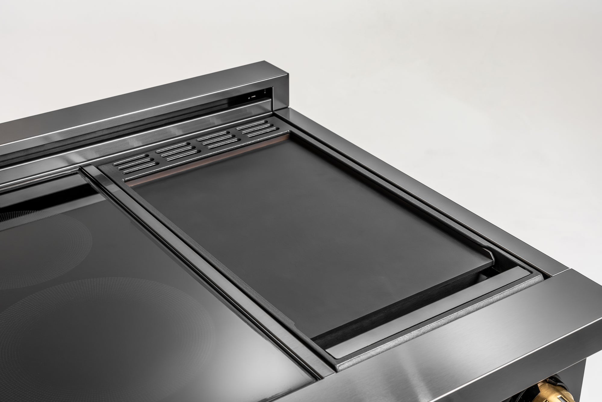 60″ Luxury Series Induction Range with Built-in Professional Griddle – ORION Edition